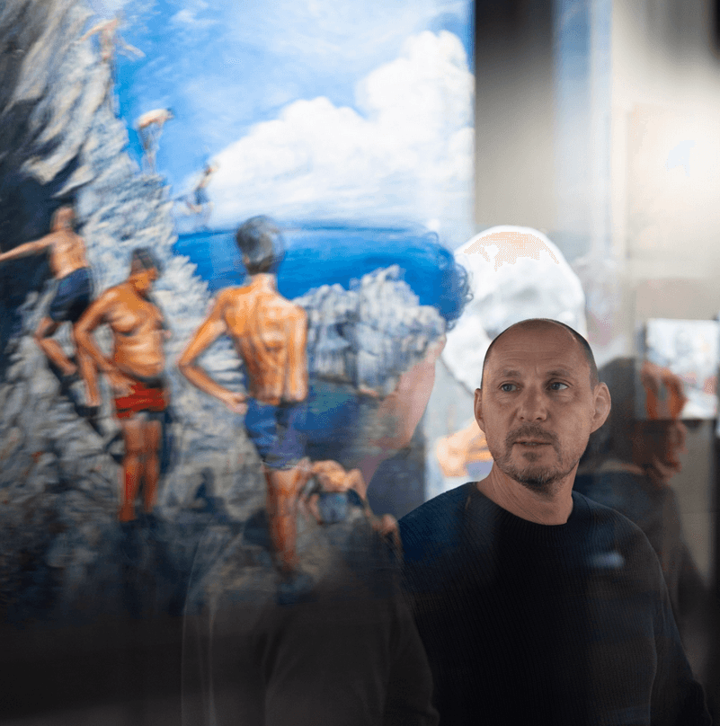 Yannick Leclerc, chef et fondateur du 3ème Cercle, devant une œuvre de la galerie, Paris 11