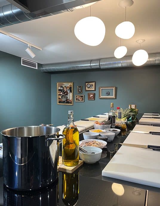Atelier de cuisine du 3ème Cercle : plans de travail équipés et bols d'ingrédients prêts, Paris 11