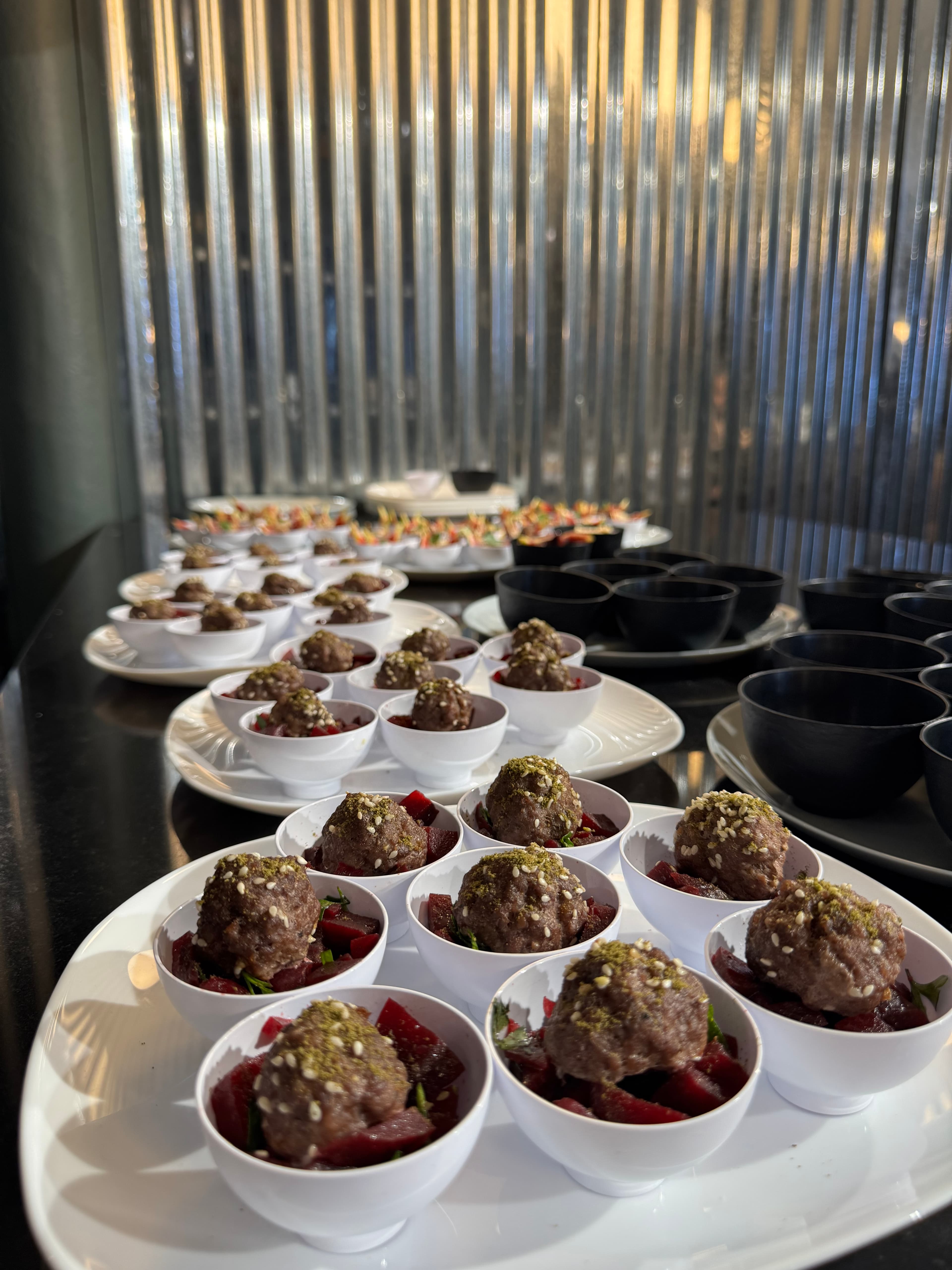 Bouchées apéritives dressées pour un cocktail dînatoire au 3ème Cercle, Paris 11