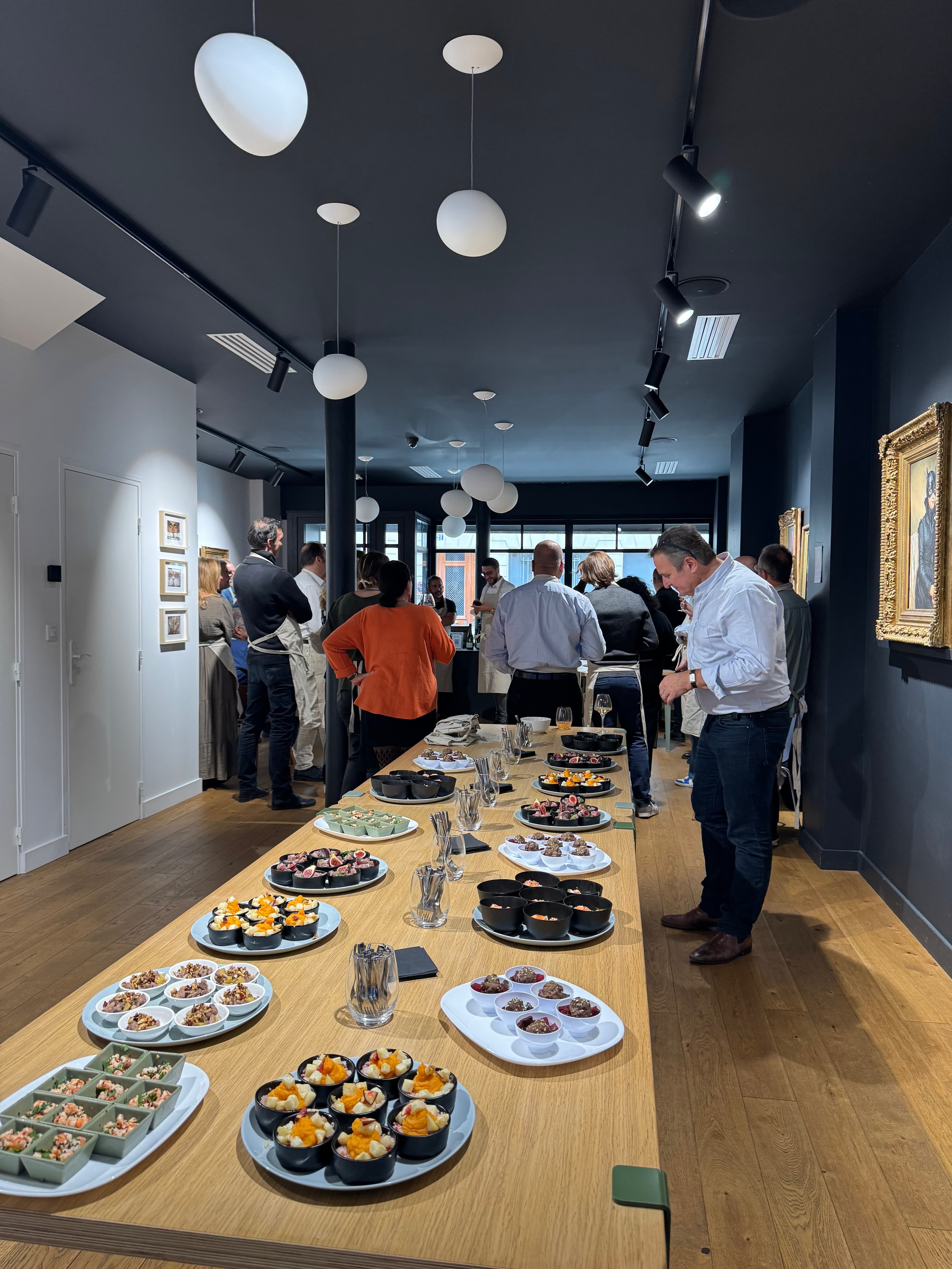 Réception d'entreprise dans la galerie du 3ème Cercle : buffet et convives, Paris 11