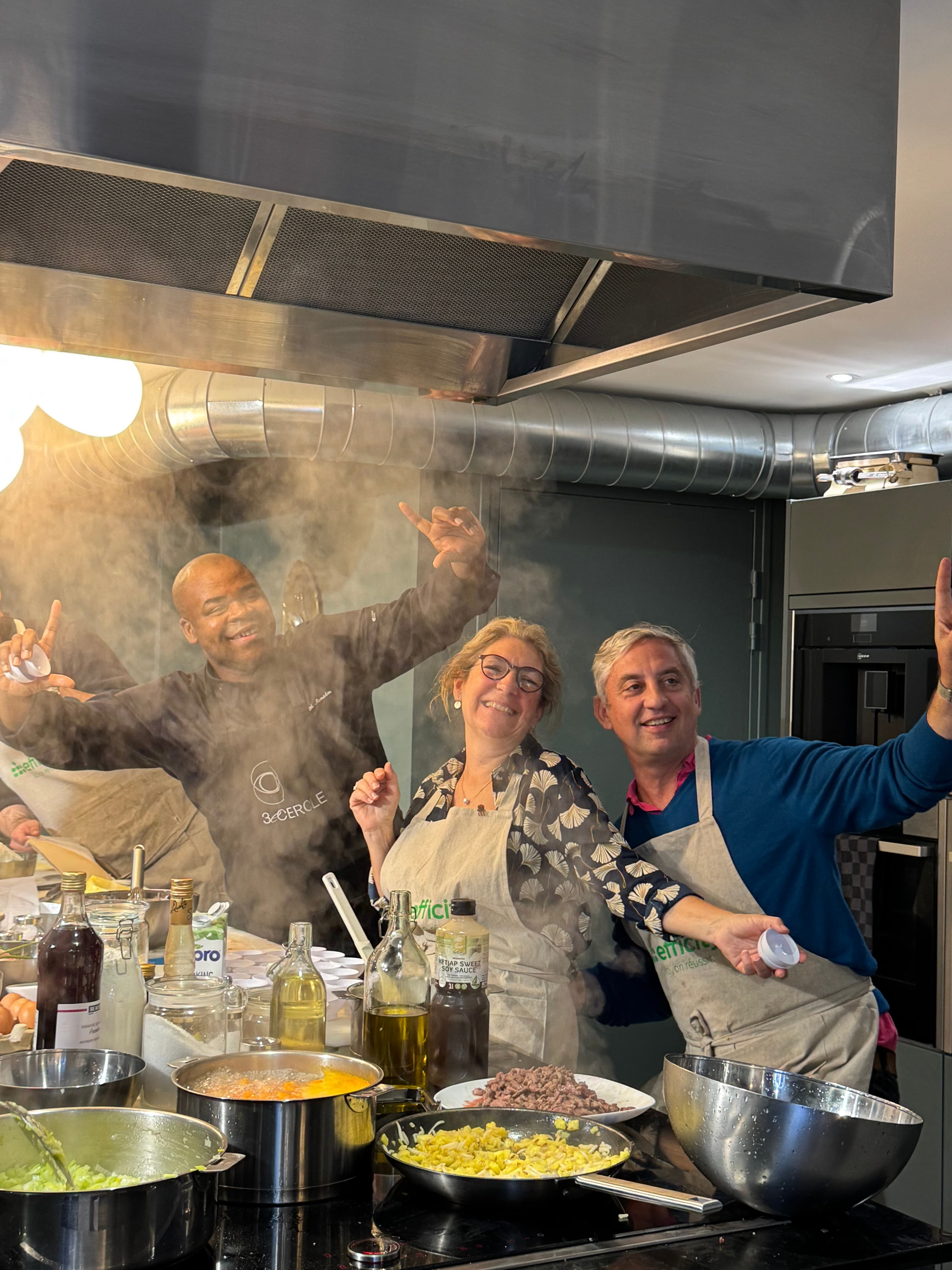 Team building culinaire au 3ème Cercle : équipe en atelier de cuisine, woks et convivialité, Paris 11