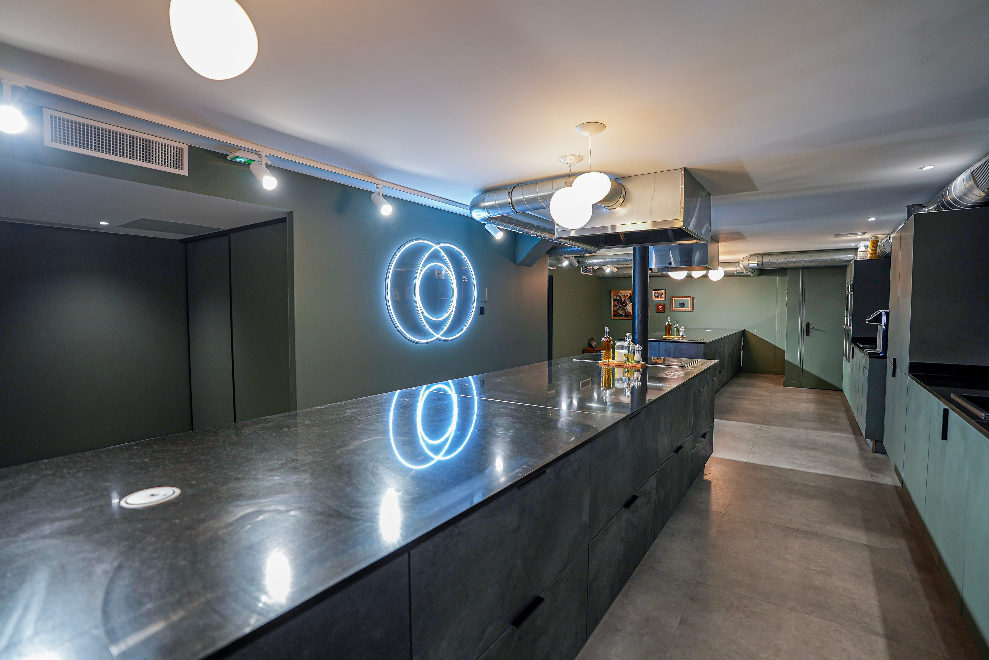 Cuisine professionnelle du 3ème Cercle en longueur, îlot inox et hotte d'extraction, Paris 11