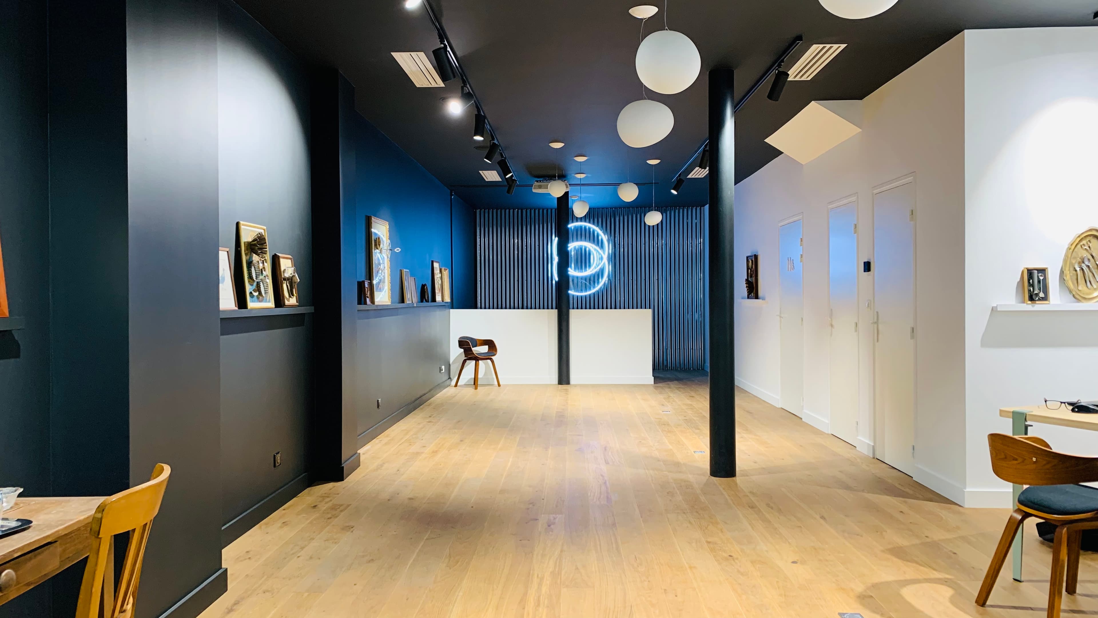 Espace galerie du 3ème Cercle : comptoir d'accueil, enseigne néon et cimaises d'œuvres, Paris 11