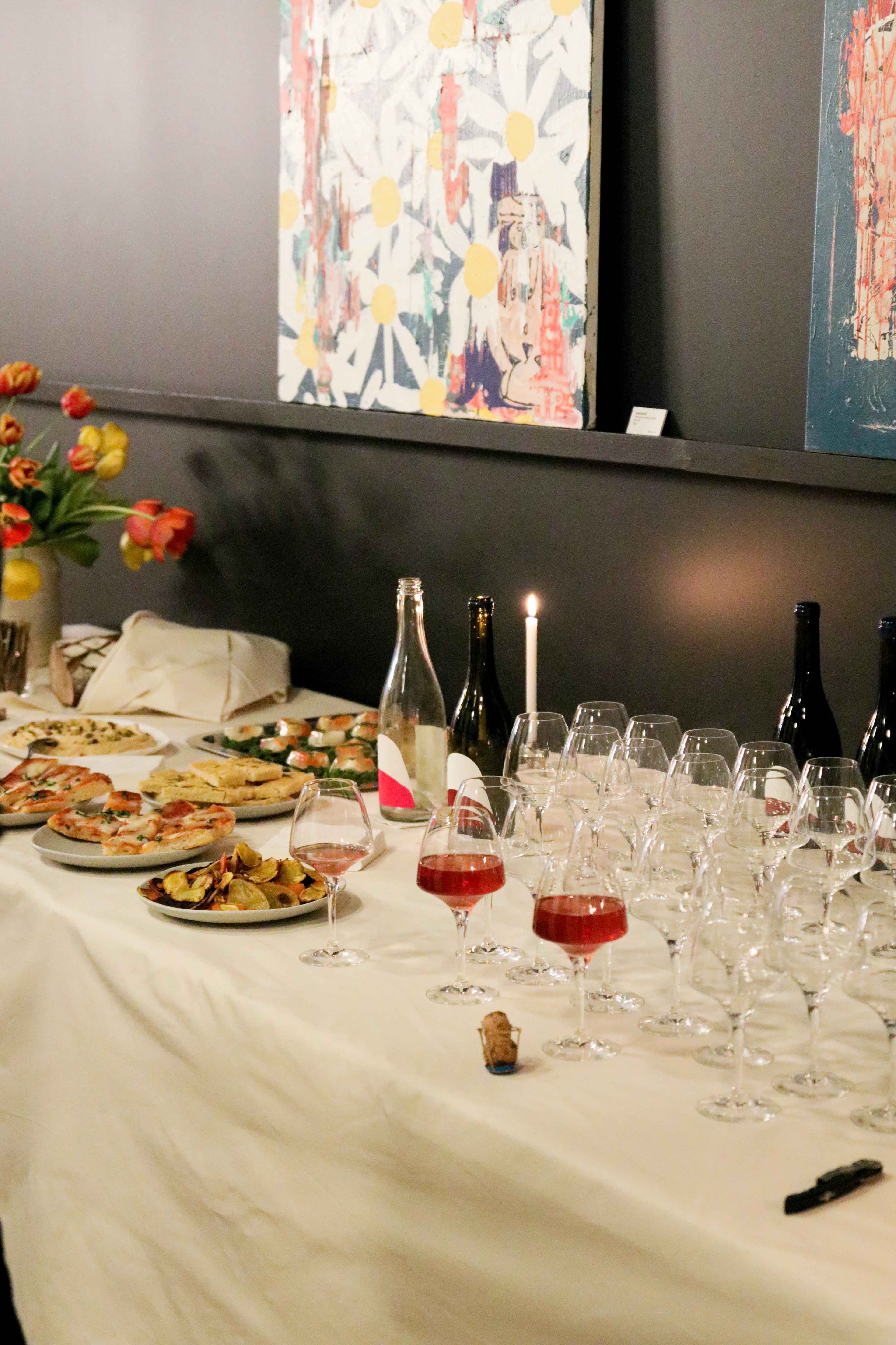 Réception privatisée au 3ème Cercle : table dressée et vins dans la galerie d'art, Paris 11