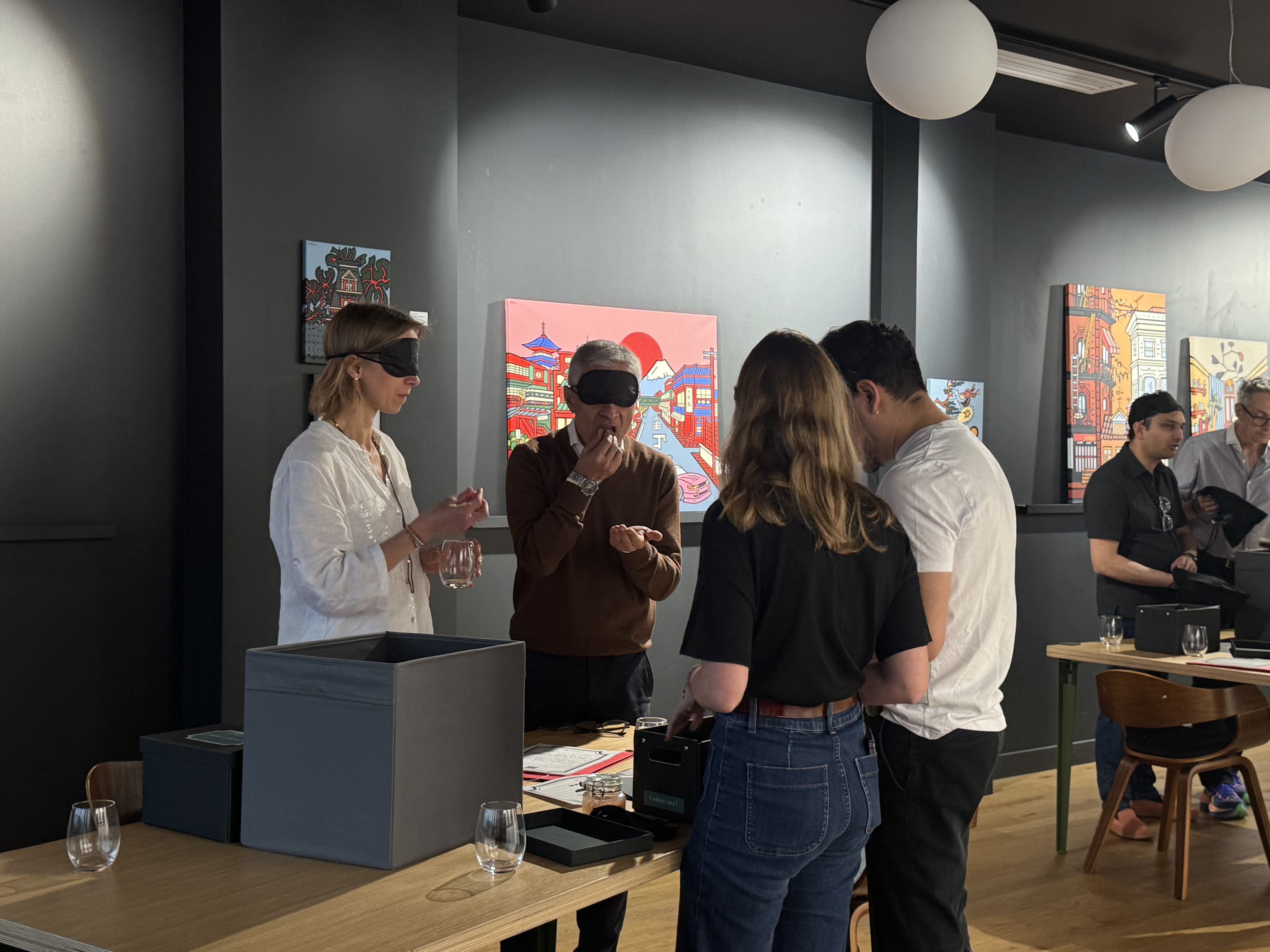 Arty box au 3ème Cercle : goûter à l'aveugle devant les œuvres de la galerie, Paris 11