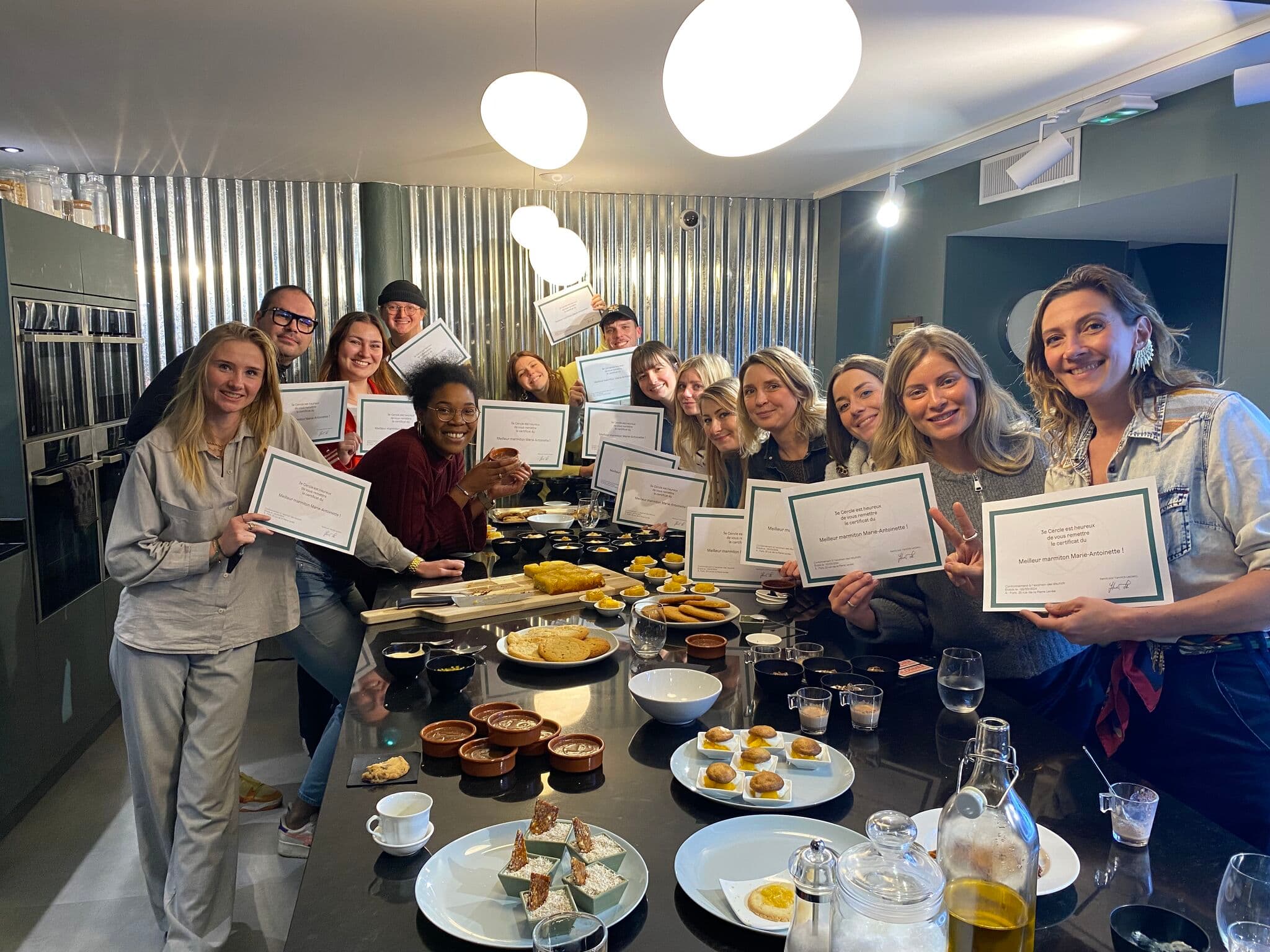 Équipe réunie avec ses diplômes après le challenge culinaire au 3ème Cercle, Paris 11