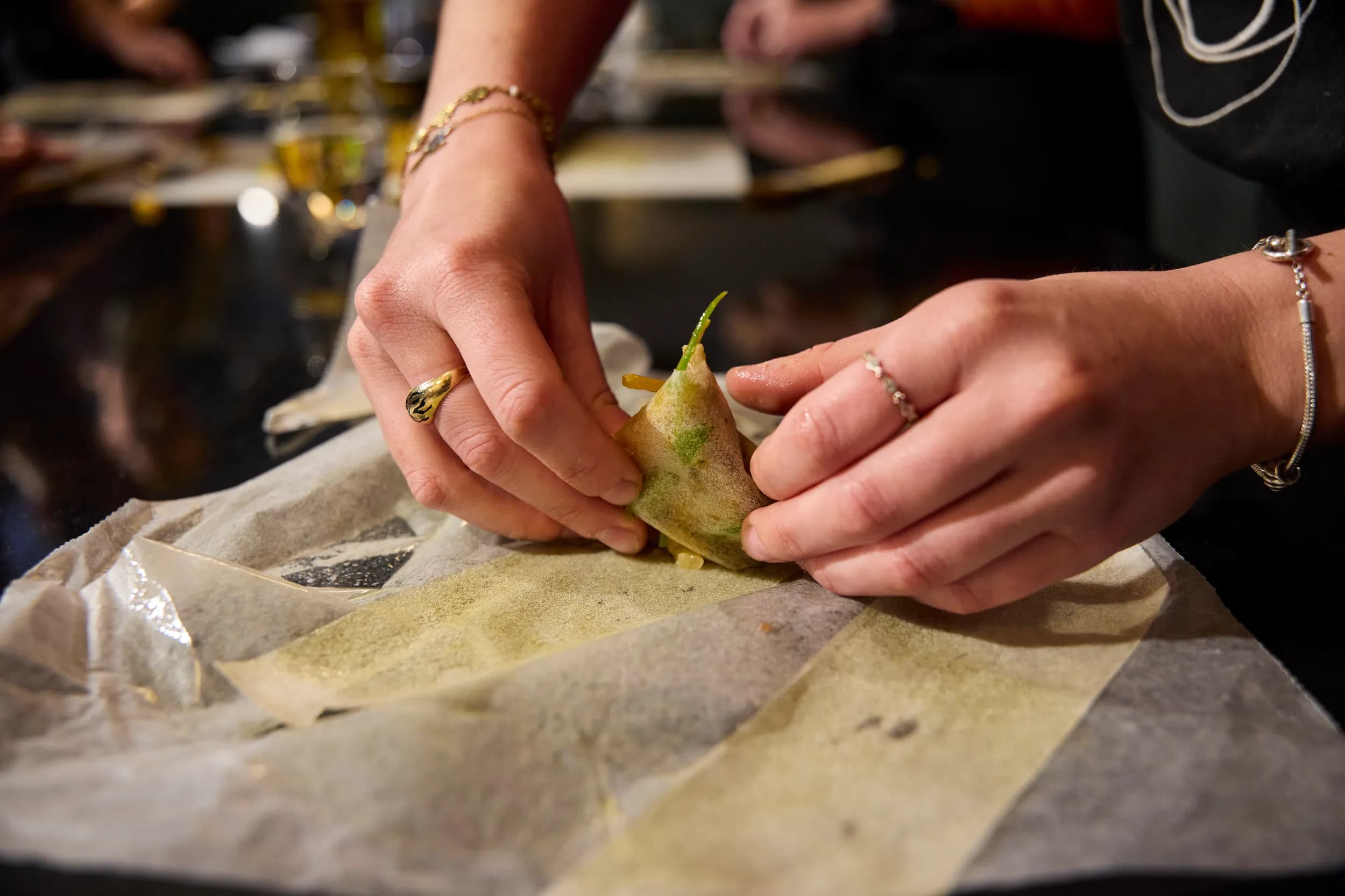 Garniture et pliage d'une feuille de brick pendant le cours de cuisine au 3ème Cercle, Paris 11