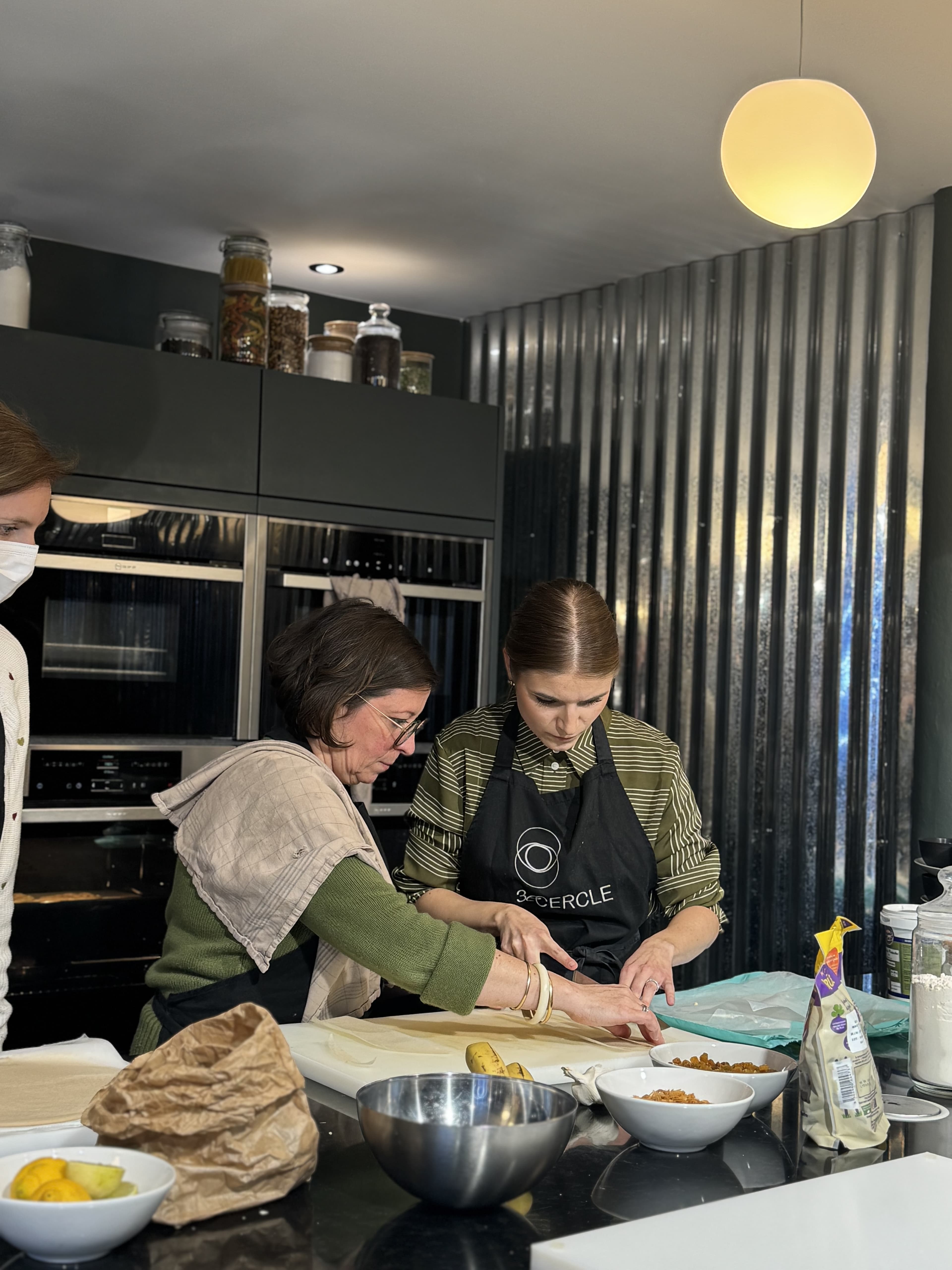 Cours de cuisine au 3ème Cercle : chacun met la main à la pâte avec le chef, Paris 11