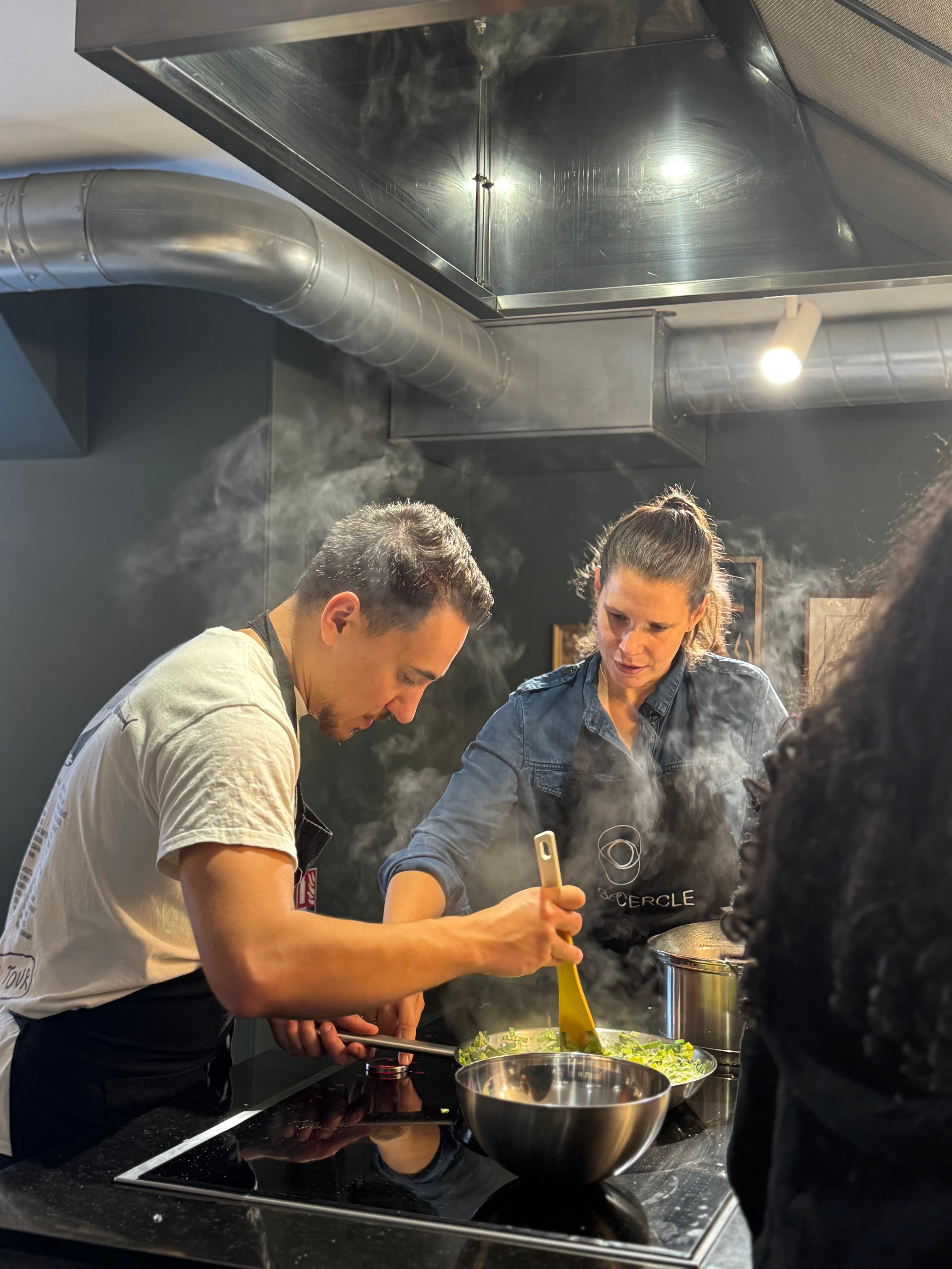 Cuisson au piano pendant le cours de cuisine, œuvres d'art au mur, au 3ème Cercle, Paris 11