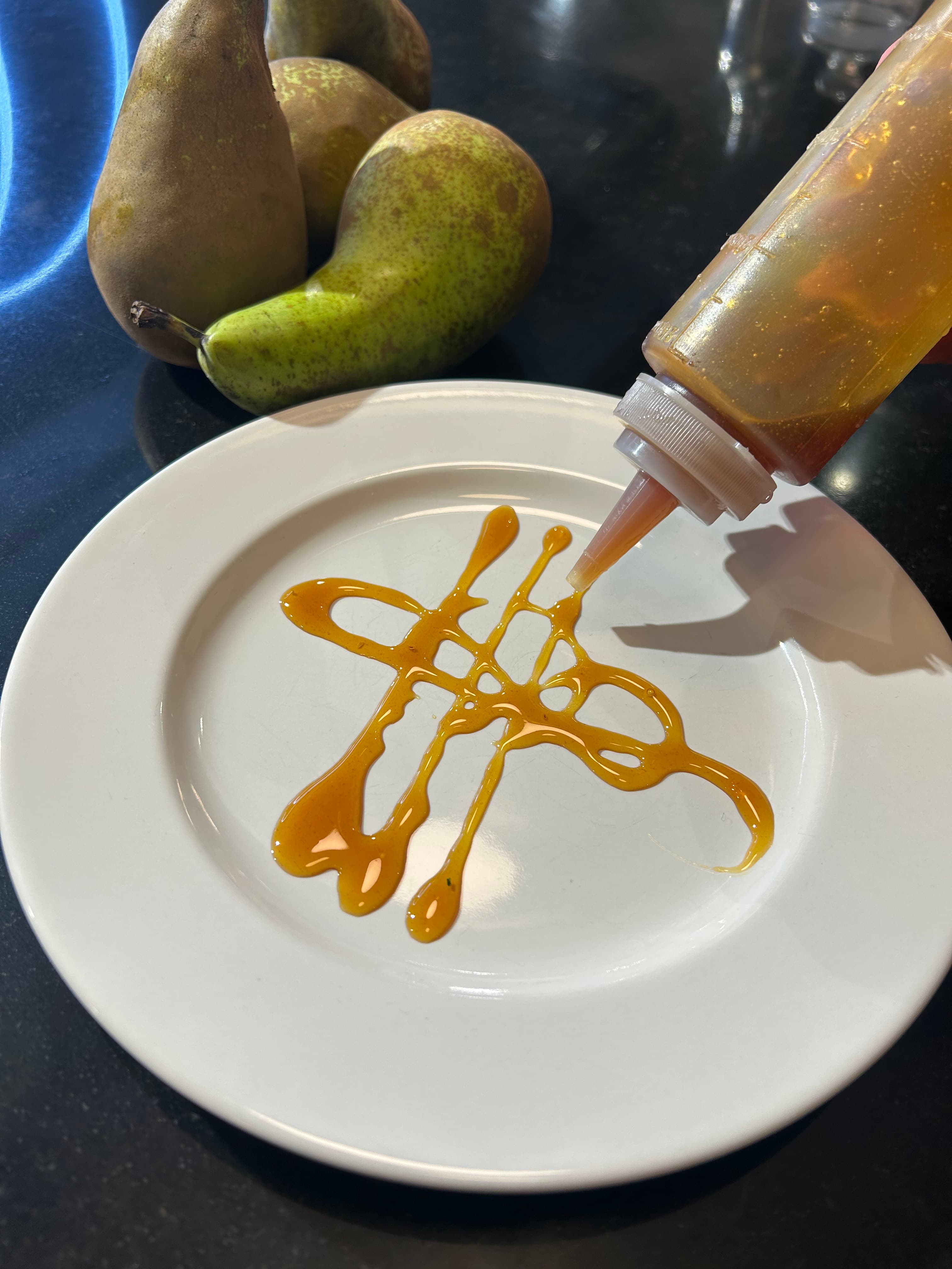 Dressage artistique d'une assiette au coulis, atelier Cuisine & Art au 3ème Cercle, Paris 11