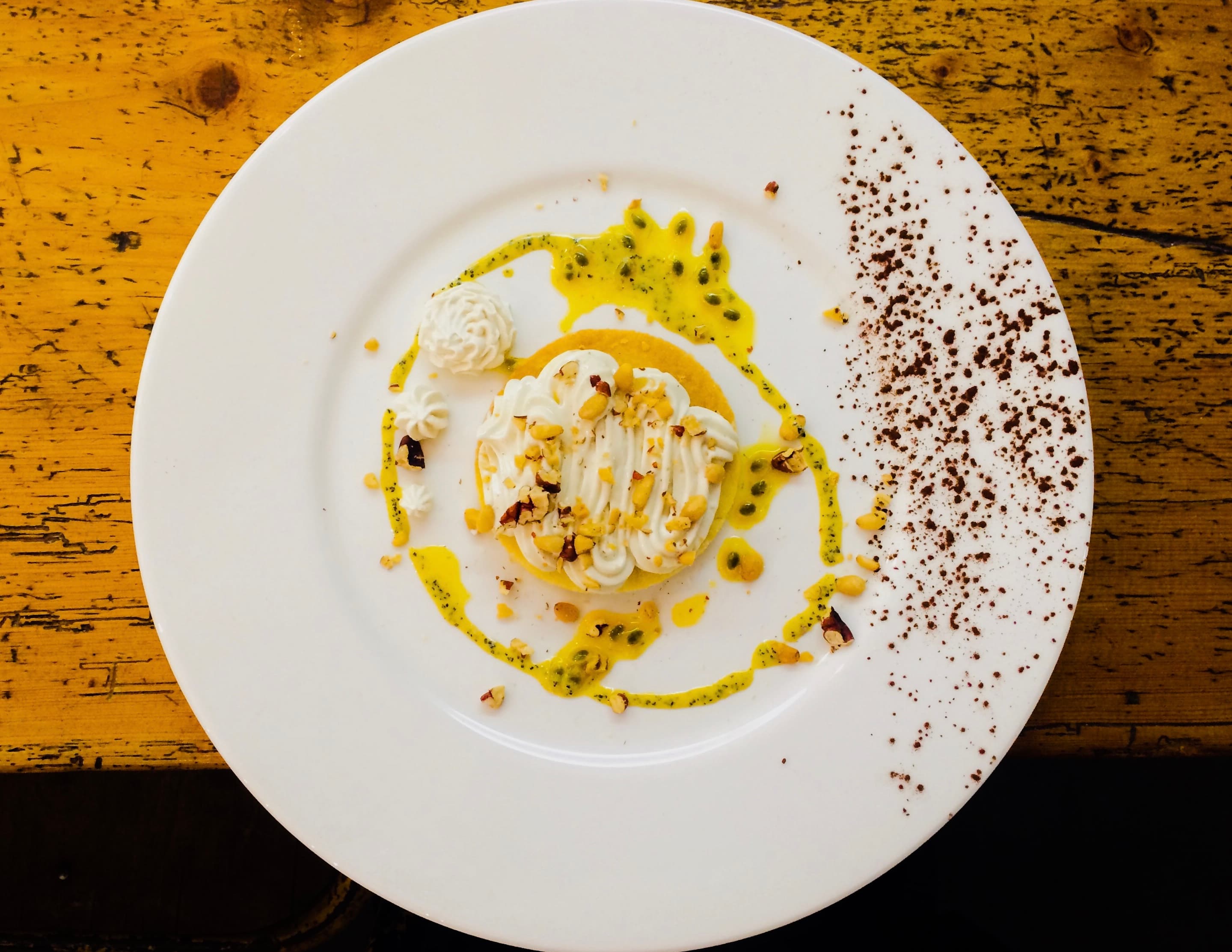 Assiette dessert dressée comme une œuvre, atelier Cuisine & Art au 3ème Cercle, Paris 11